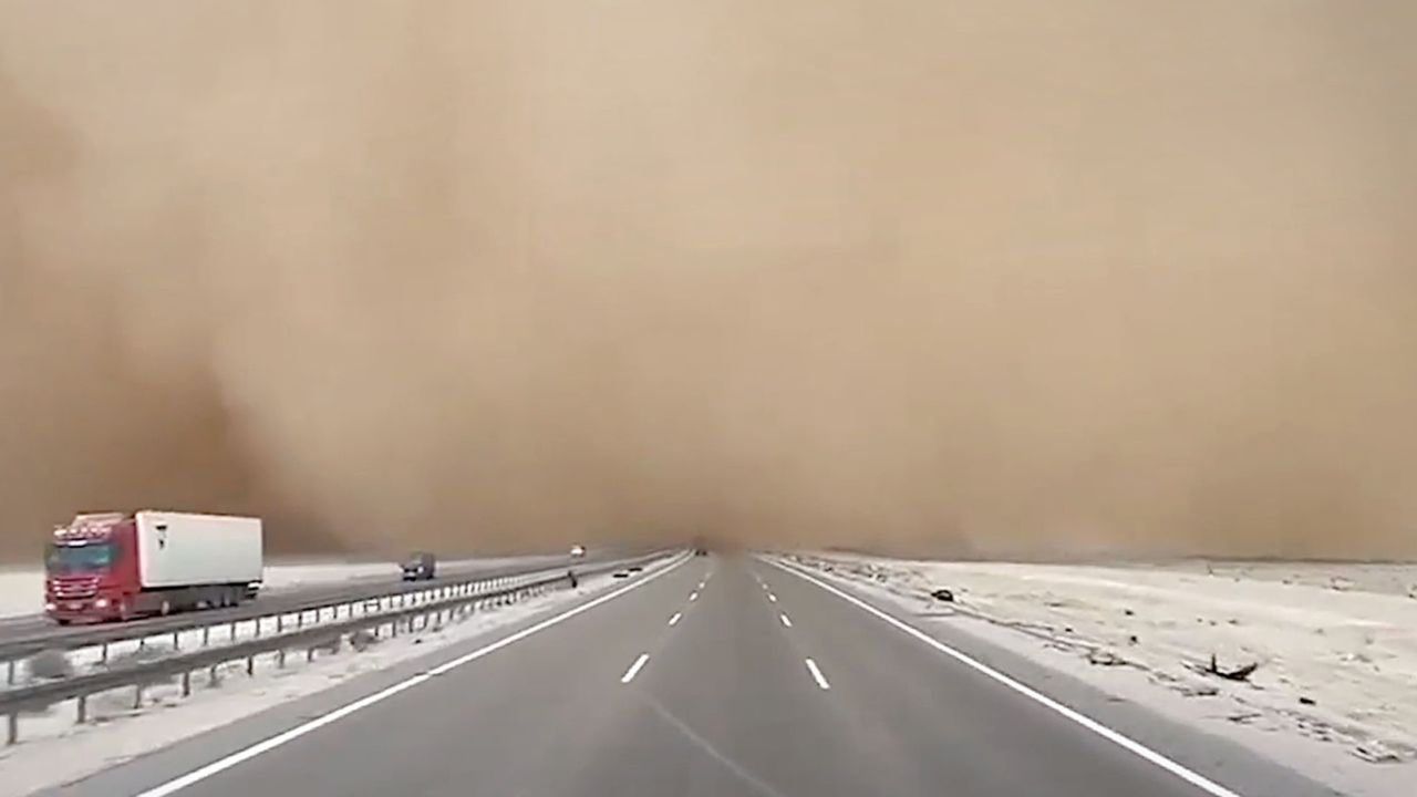 Sicht gleich null: Sandsturm im Irak verschluckt Autofahrer