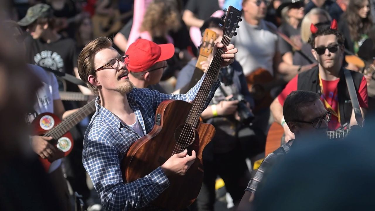 Video: Über 8.000 Gitarristen spielen „Hey Joe“ – neuer Jimi Hendrix-Weltrekord in Polen