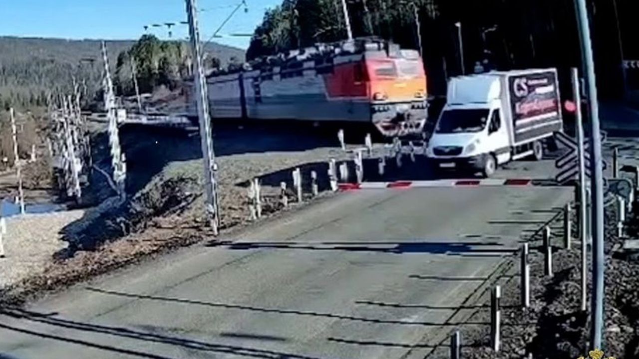 Um Haaresbreite: Lkw-Fahrer riskiert auf Bahnübergang alles