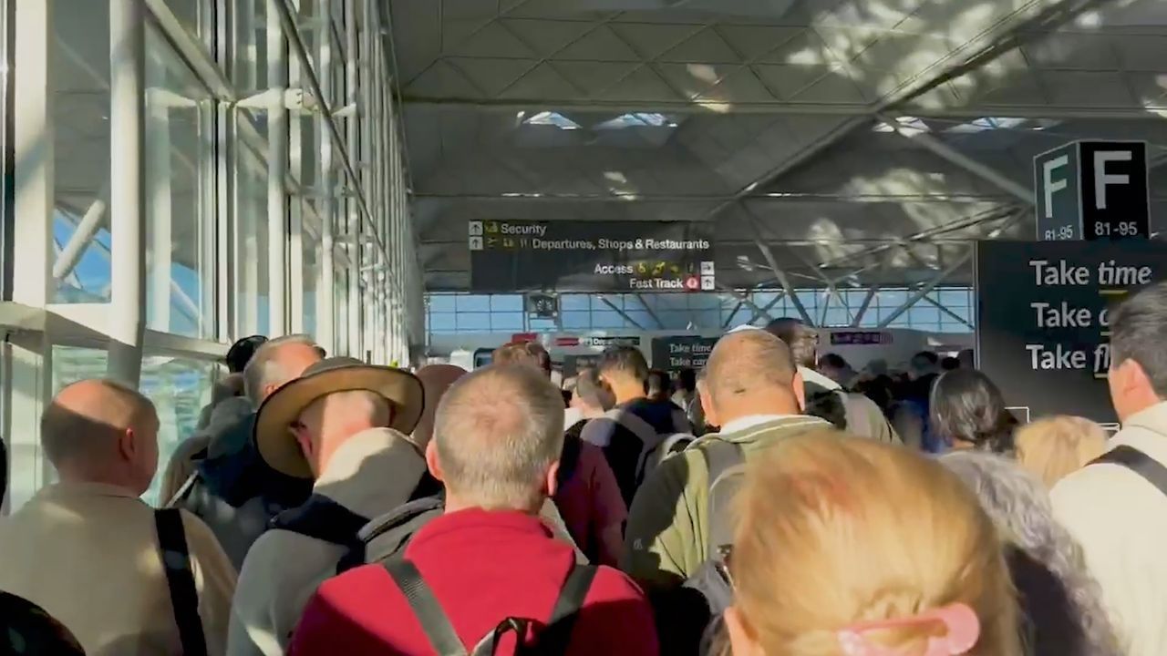 Video: IT-Panne legt Londoner Flughafen lahm: Verspätungen und Chaos in Stansted