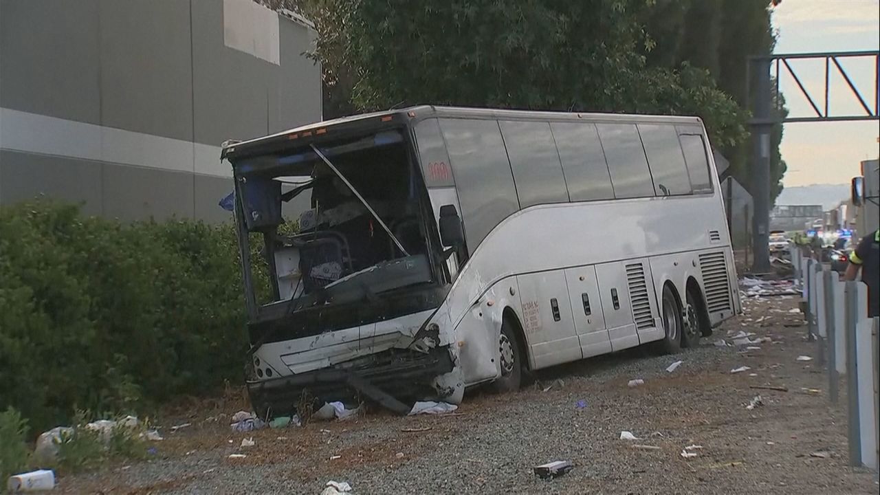 SUV mit Reisebus kollidiert: Ein Toter und viele Verletzte bei Unfall nahe Los Angeles