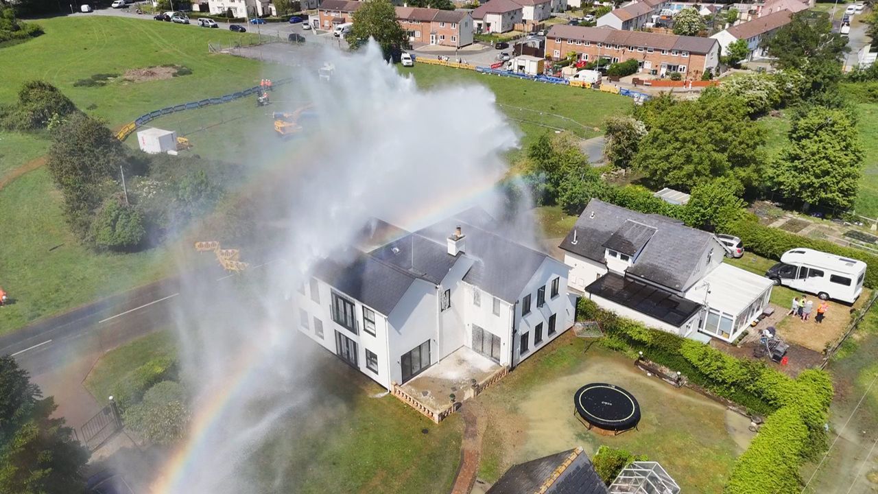 Rohrbruch in Gloucester: Drohne filmt „Geysir“ in England