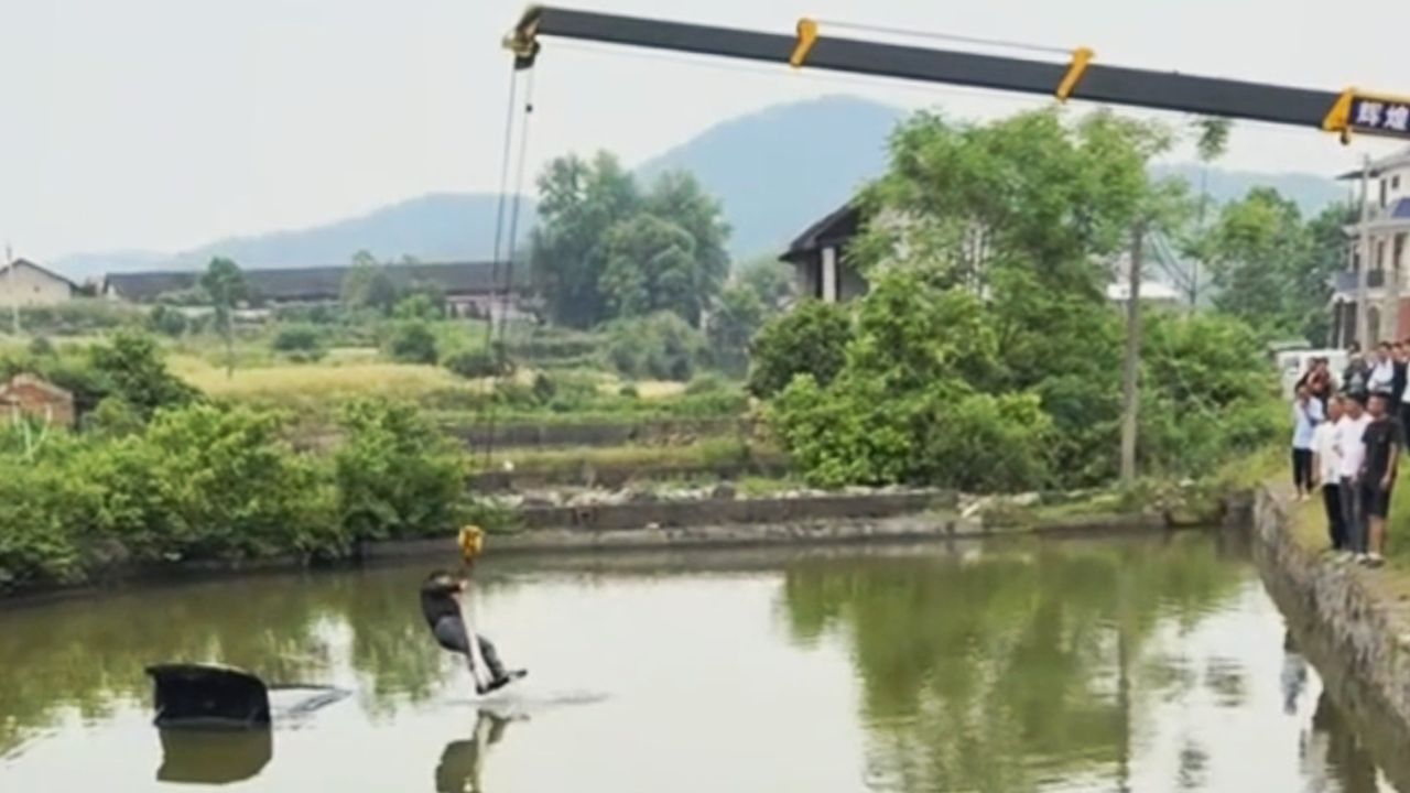 Mann steckt auf sinkendem, Auto fest – Rettung per Kran verläuft nicht nach Plan