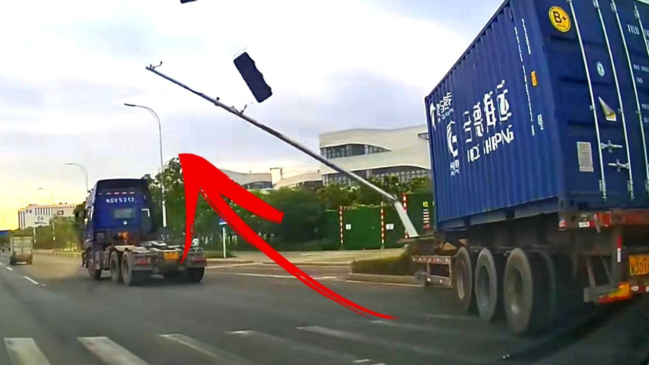 Lkw-Anh-nger-macht-sich-selbstst-ndig-Ampel-hat-keine-Chance