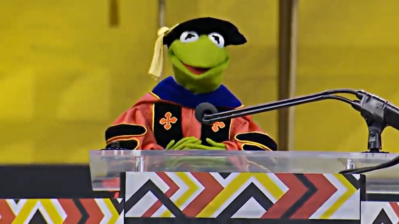 „Springt gemeinsam“: Kermit der Frosch hält Abschlussrede in Maryland