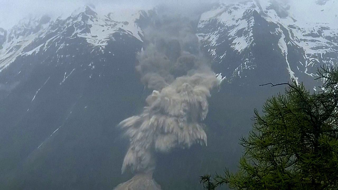 Nach Gletschersturz in der Schweiz: Verschüttetes Dorf versinkt nun im Wasser