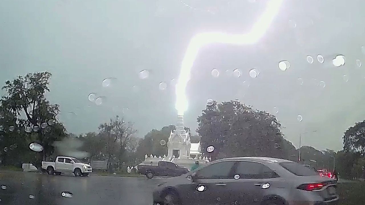 Autofahrer geschockt: Blitz schlägt direkt in buddhistischen Tempel ein