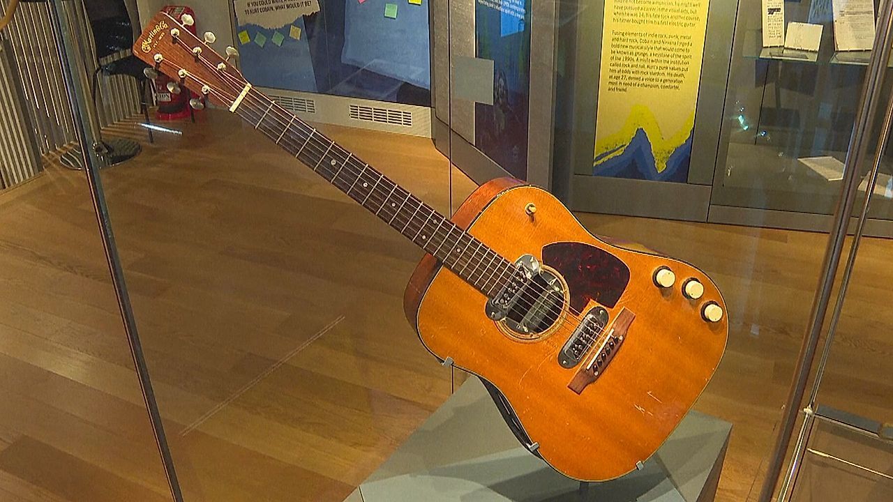 Teuerste Gitarre der Welt: Ausstellung zeigt Kurt Cobains Martin D-18E