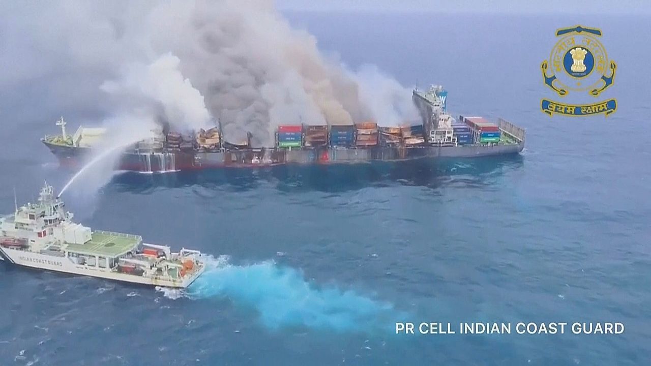 Video: Containerschiff in Flammen: Drohende Umweltkatastrophe vor Indiens Küste