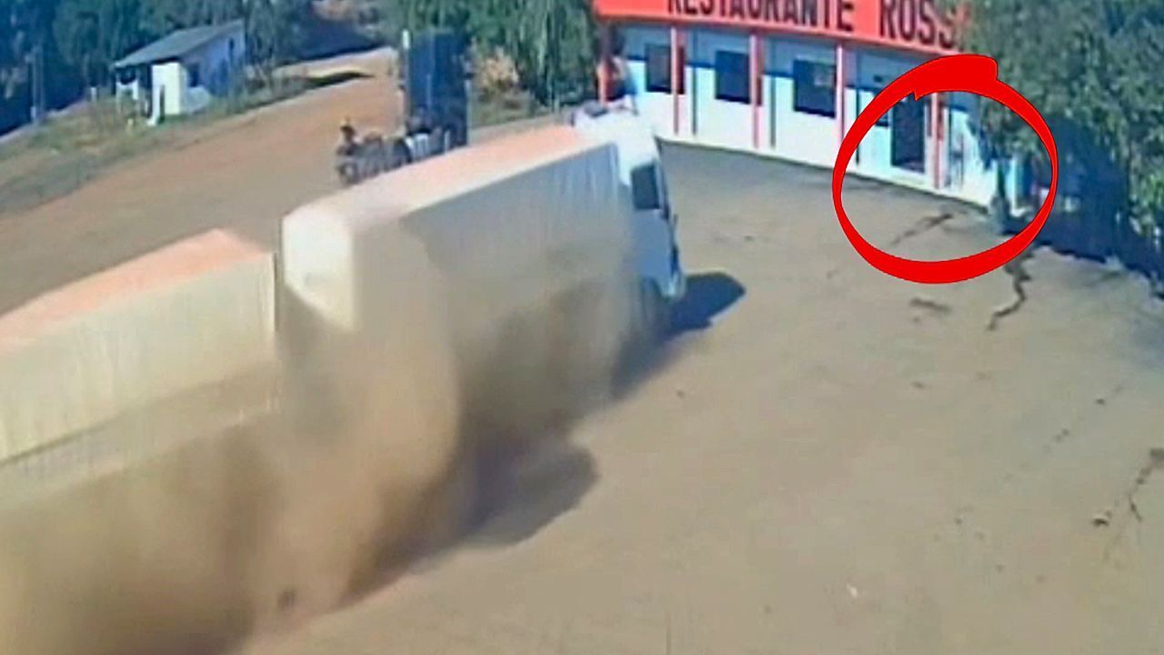 LKW kracht in Restaurant – Mitarbeiterin rettet sich mit einem Sprint