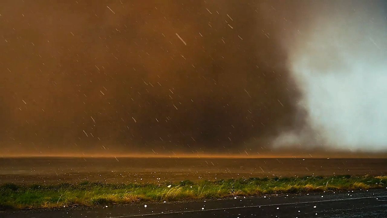 Video: Spektakuläre Nahaufnahme: Massiver Tornado zieht über Texas hinweg