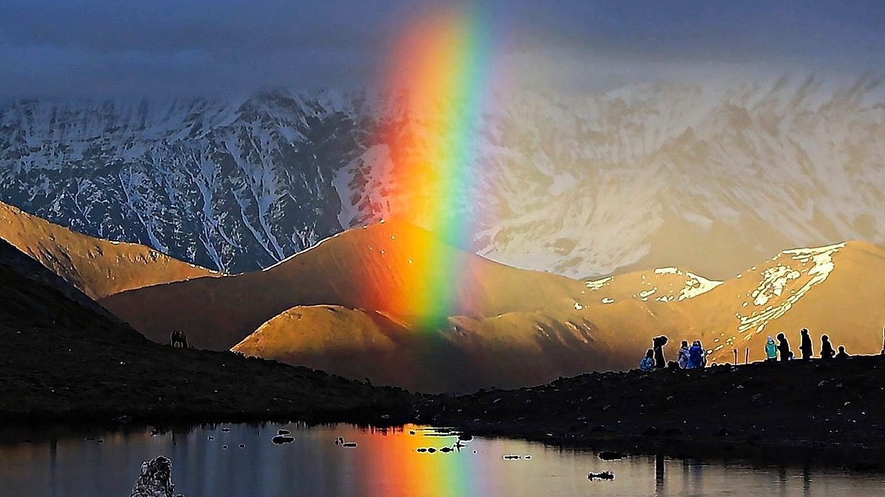 Video: Regenbogen zwischen See und Schnee: Perfekter Moment am Gongga Shan in China