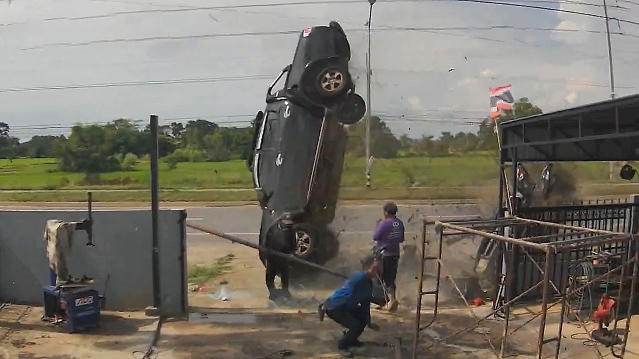 Pick-up überschlägt sich – Bauarbeiter in Thailand entkommen nur knapp