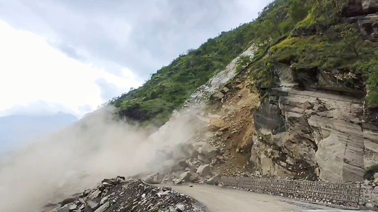 Gerölllawine: Heftiger Erdrutsch blockiert wichtige Verbindung in Nordindien