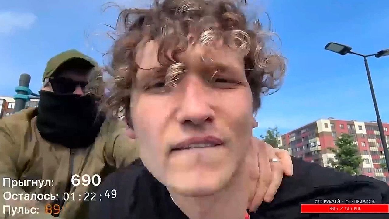 Putin-Flagge beleidigt: Russische Behörden überwältigen Streamer vor Kamera