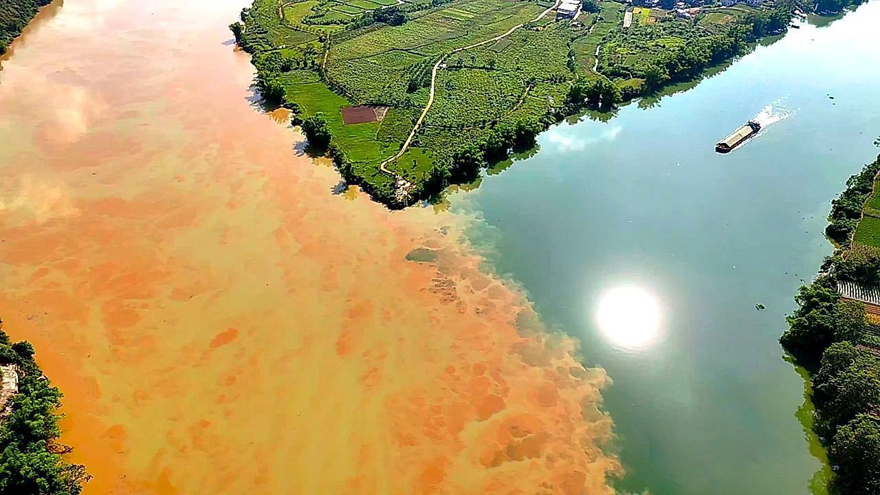 Trüb und ganz klar: Drohne filmt klare Grenze zwischen zwei Flüssen in China