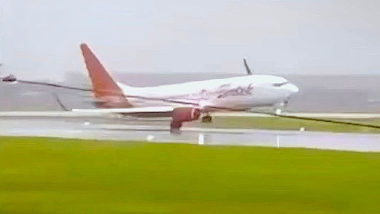 Schocklandung: Flugzeug balanciert auf einem Rad im Sturm