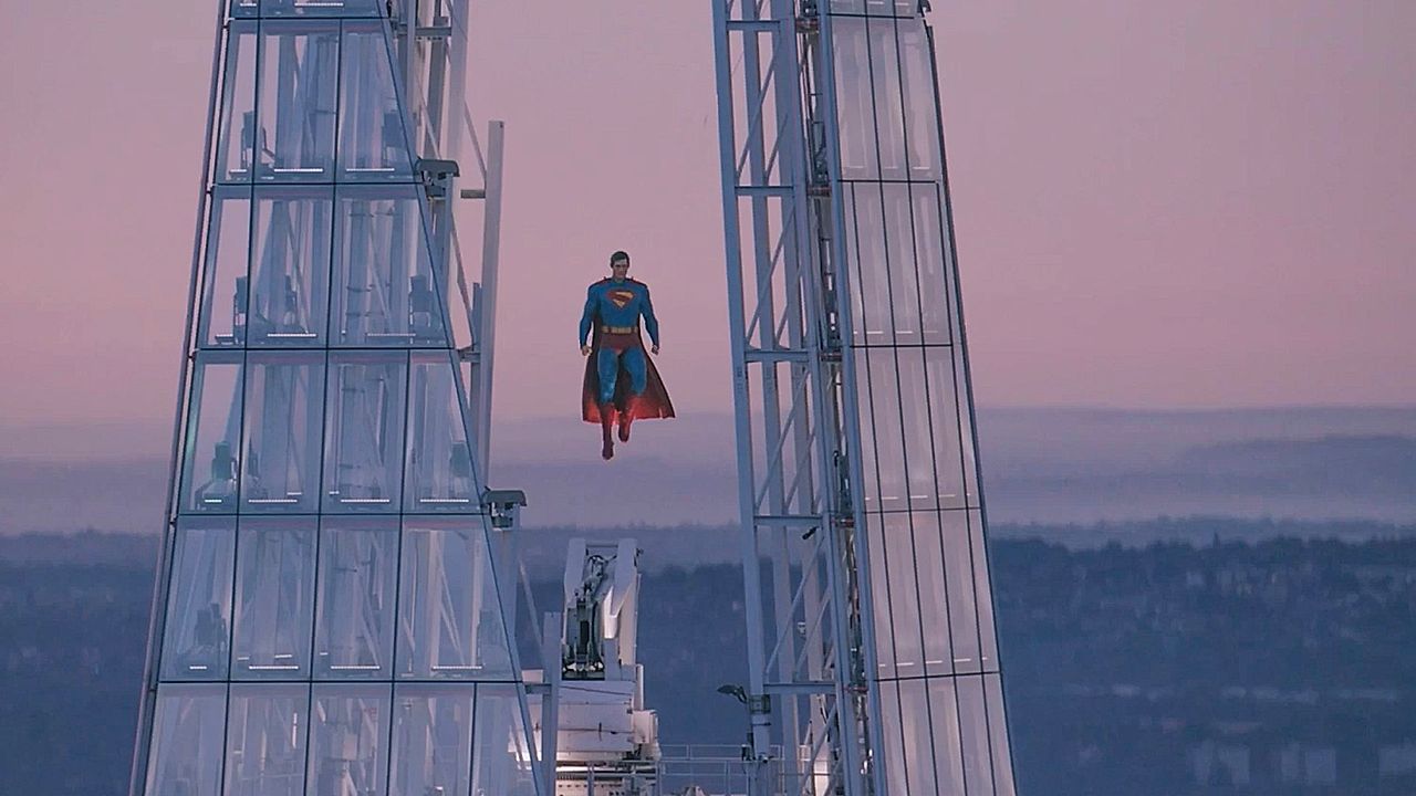 Fliegender Held stiehlt Big Ben die Show: Superman schwebt über London