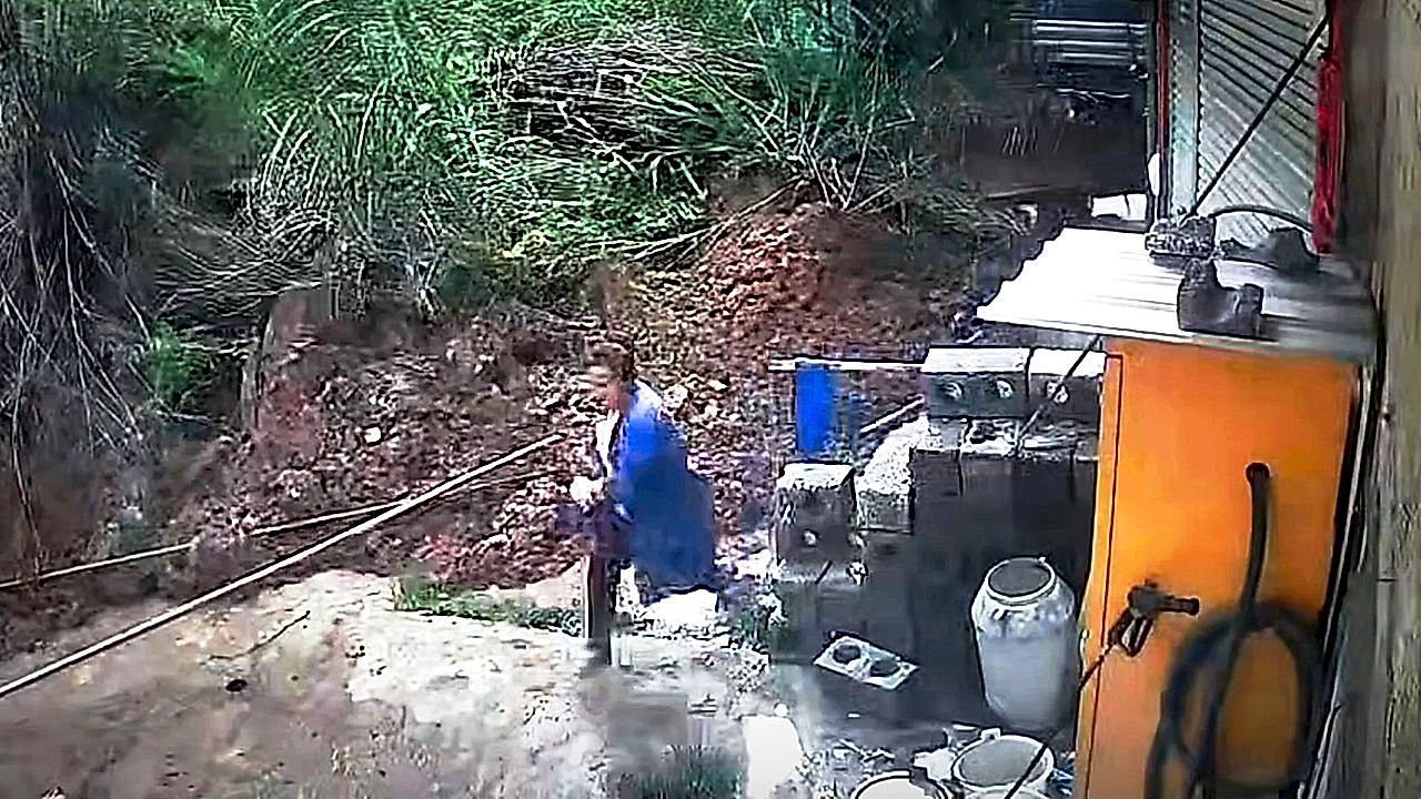 Video: Sekunden vor der Katastrophe: Familie entkommt Erdrutsch nur knapp