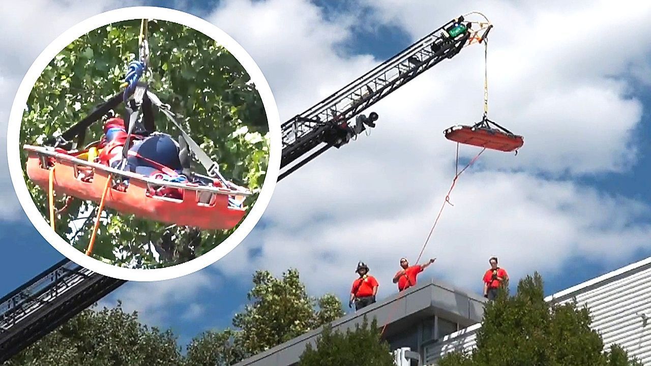 Superheld in Not: Spider-Man muss von Dach gerettet werden