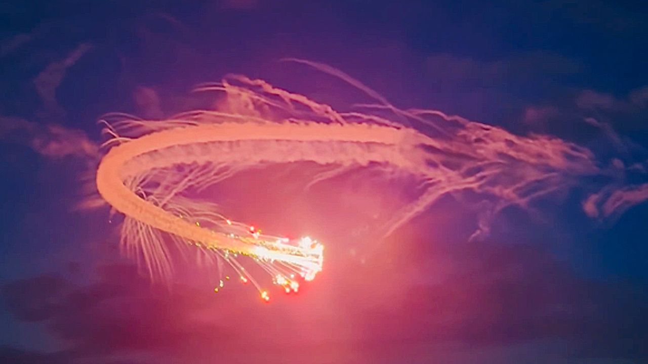 Video: Spektakuläres Feuerwerk: Flugzeug sprüht bunten Funken in die Nacht