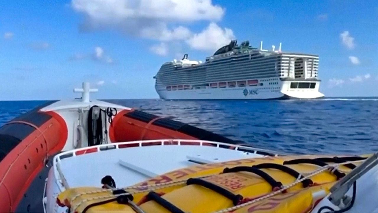 Mit knapp 8.600 Menschen an Bord: Havariertes Kreuzfahrtschiff in Neapel eingelaufen