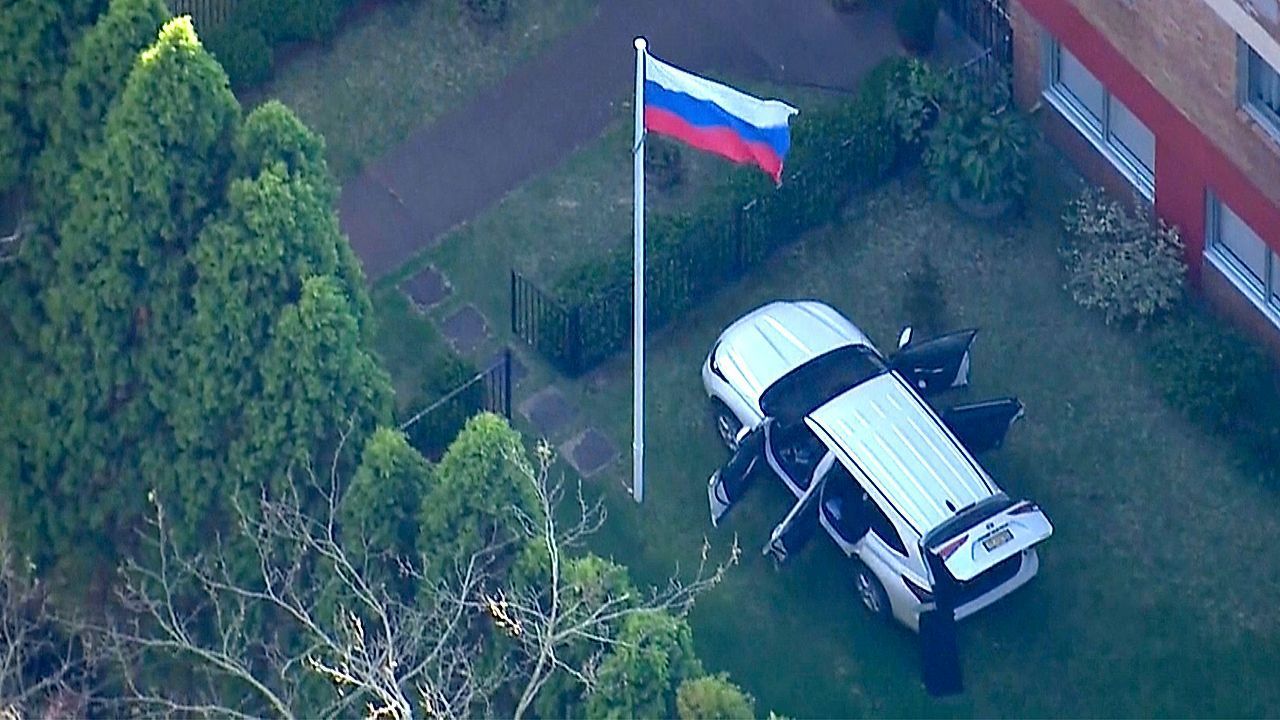 Schräger Vorfall in Sydney: Auto durchbricht Tor des russischen Konsulats