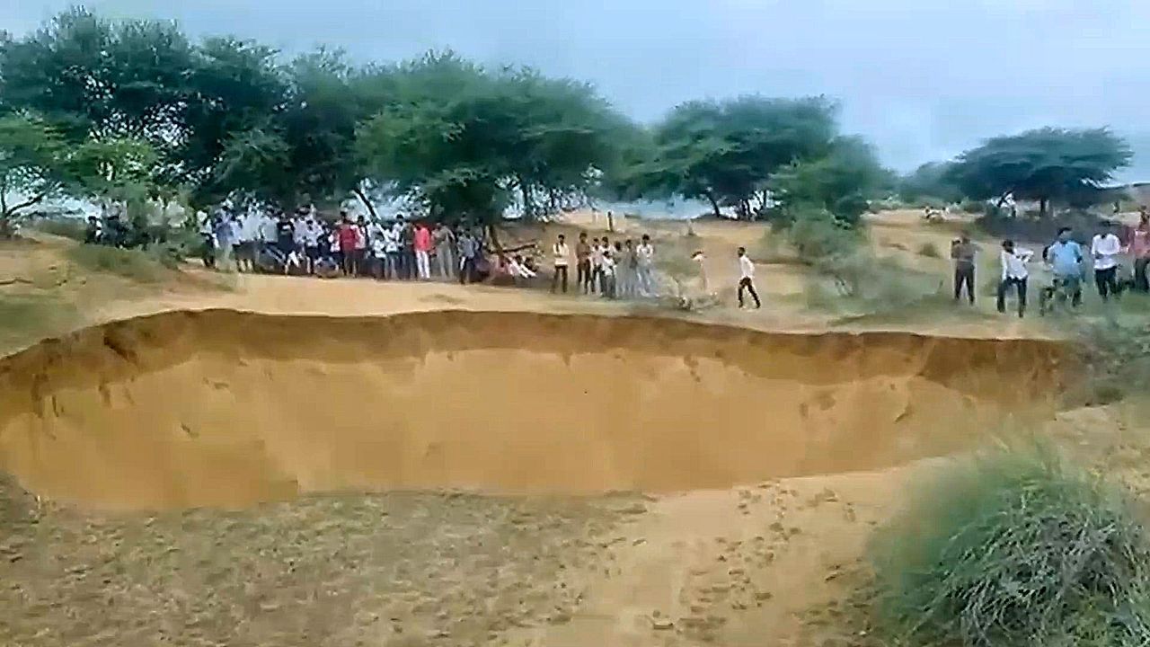 15 Meter tief: Gigantisches Senkloch öffnet sich bei indischem Dorf