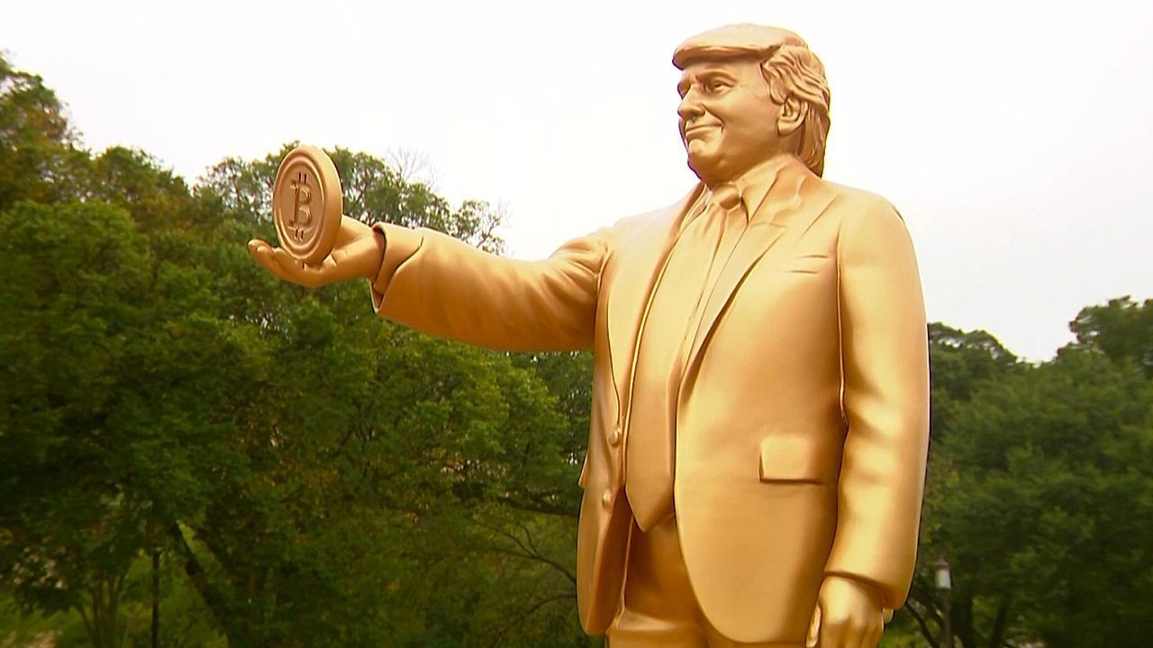 Krypto-Präsident: Goldene Trump-Statue mit Bitcoin vor US-Kapitol enthüllt
