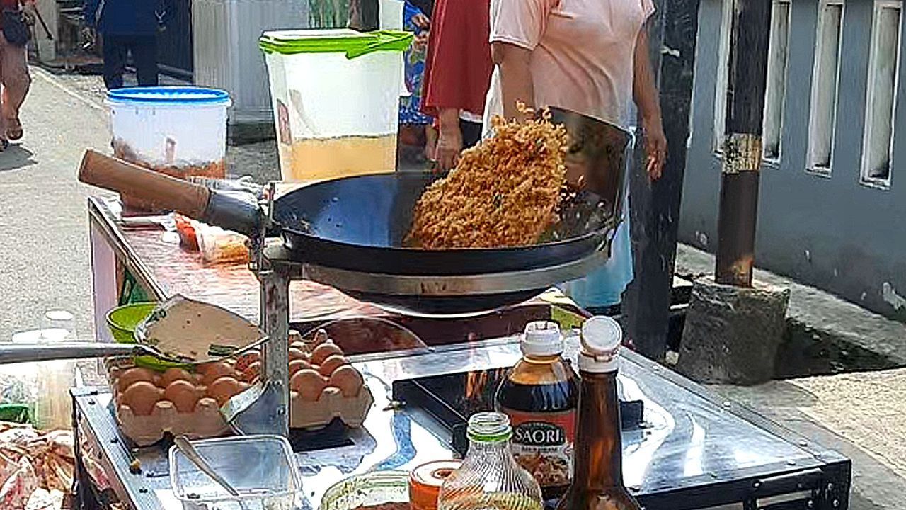 Video: Mechanischer Wok-Koch: Spezialmaschine sorgt für perfekte Garung