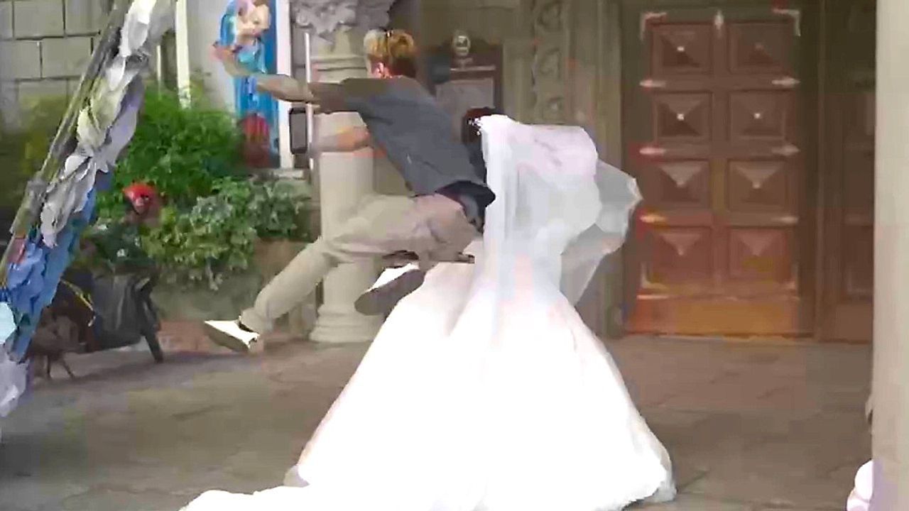 Video: Hochzeit fällt beinahe ins Wasser: Wedding-Planner rettet Braut vor umstürzendem Schild