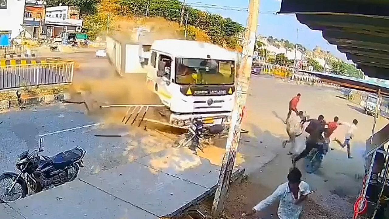 Video: Außer Kontrolle: Lastwagen rast in Café in Indien
