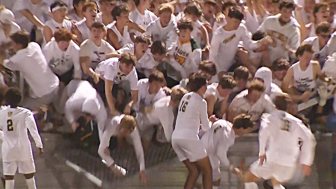 Jubel während Highschool-Fußballspiel: Tribünen-Geländer stürzt ein