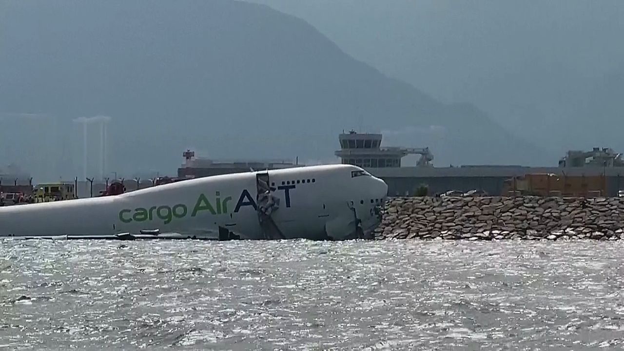 Frachtflugzeug stürzt bei Landung ins Meer: Zwei Tote, vier Verletzte in Hongkong