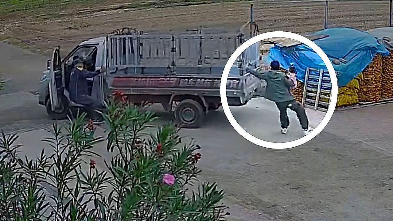 Video: Riskante Rettung: Mann mit Kind im Arm stoppt rollenden Kleintransporter