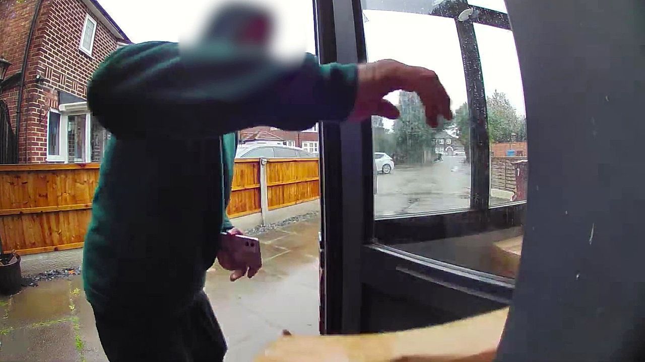 Lieferfahrer rastet aus: Zusteller zerstört Bestellungen und beleidigt Kunden
