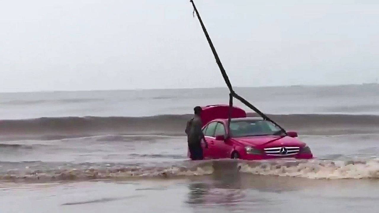 Video: Jugendlicher setzt Mercedes am Strand in den Sand – dann kommen die Wellen