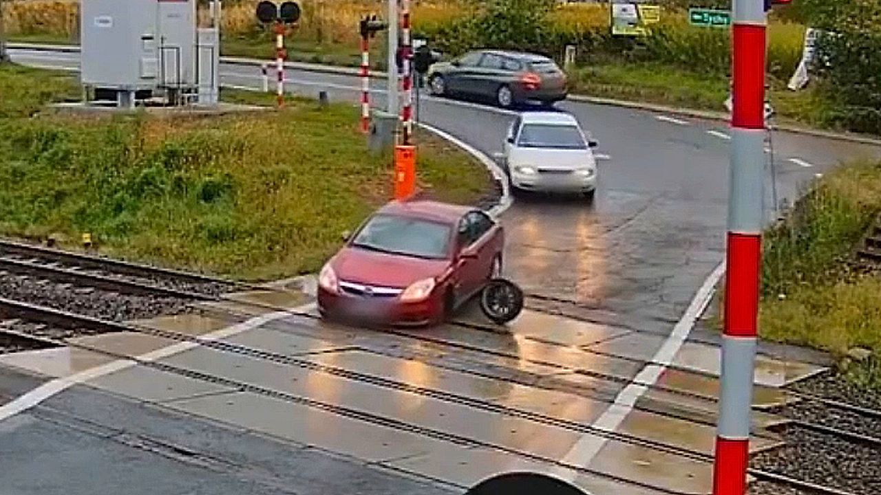 Driver crosses railroad tracks in Poland – then the wheel falls off