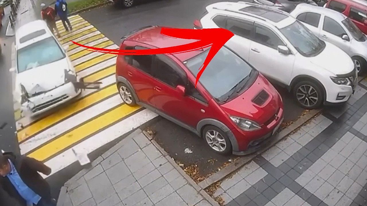 Gaspedal klemmte: Autofahrerin rast auf Parkplatz