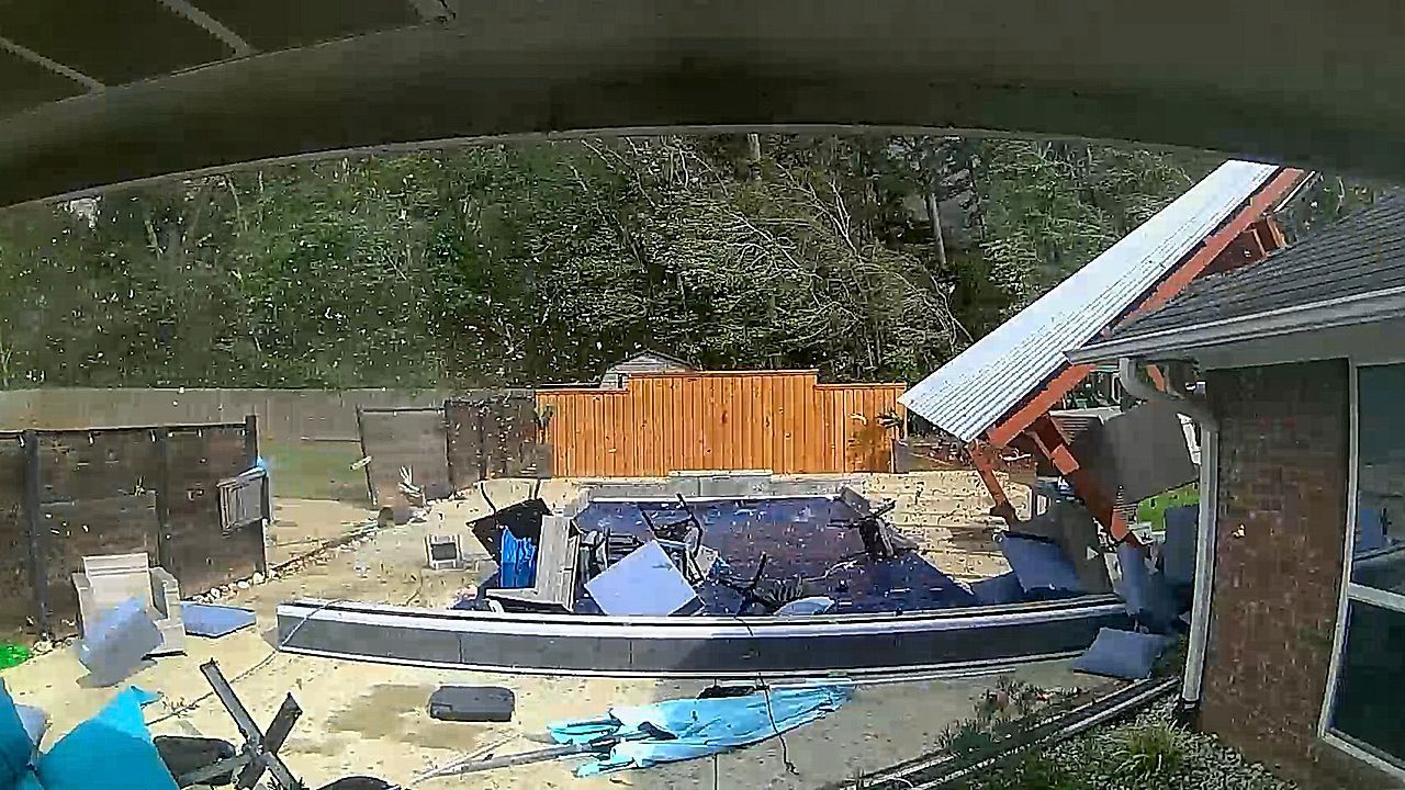 Video: Wucht des Windes: Tornado verwüstet Garten