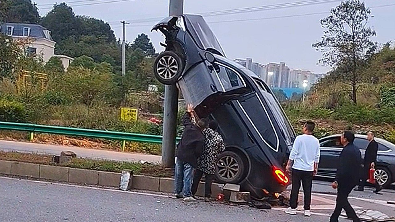 Video: Car ends up stuck vertically on pole after high-speed crash