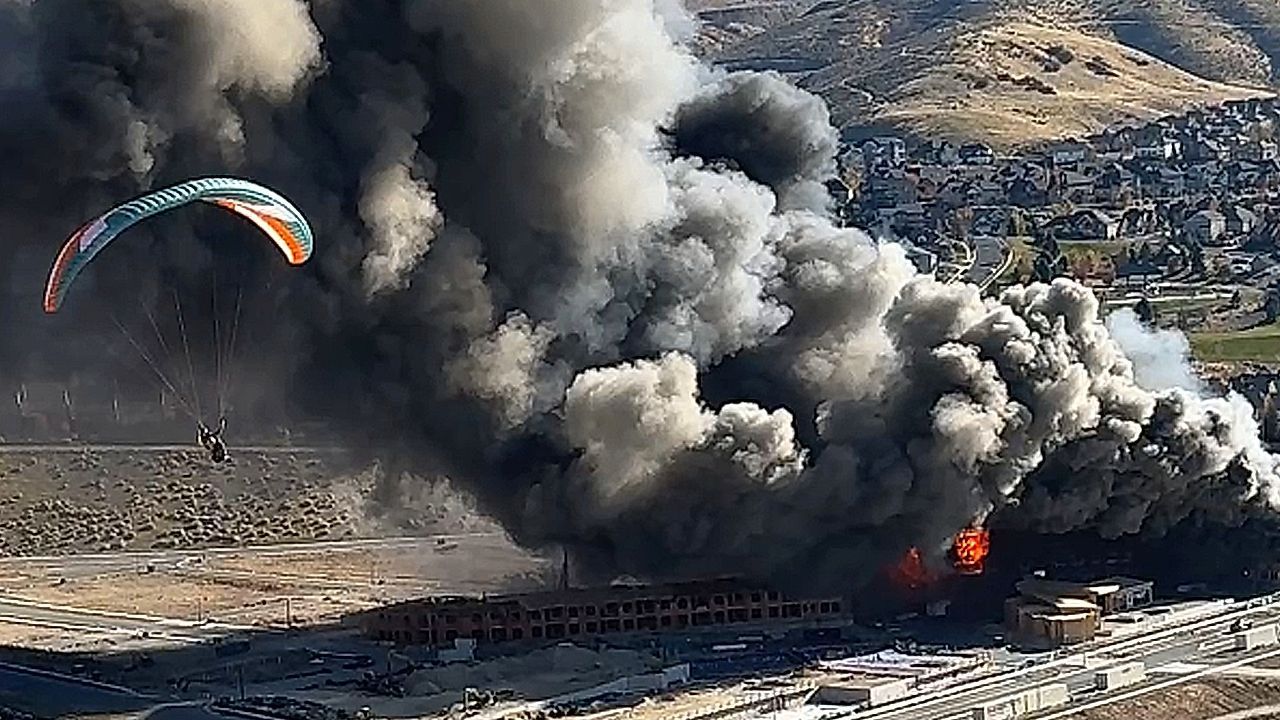 Video: Inferno aus der Luft – Paraglider filmt Großbrand auf Baustelle