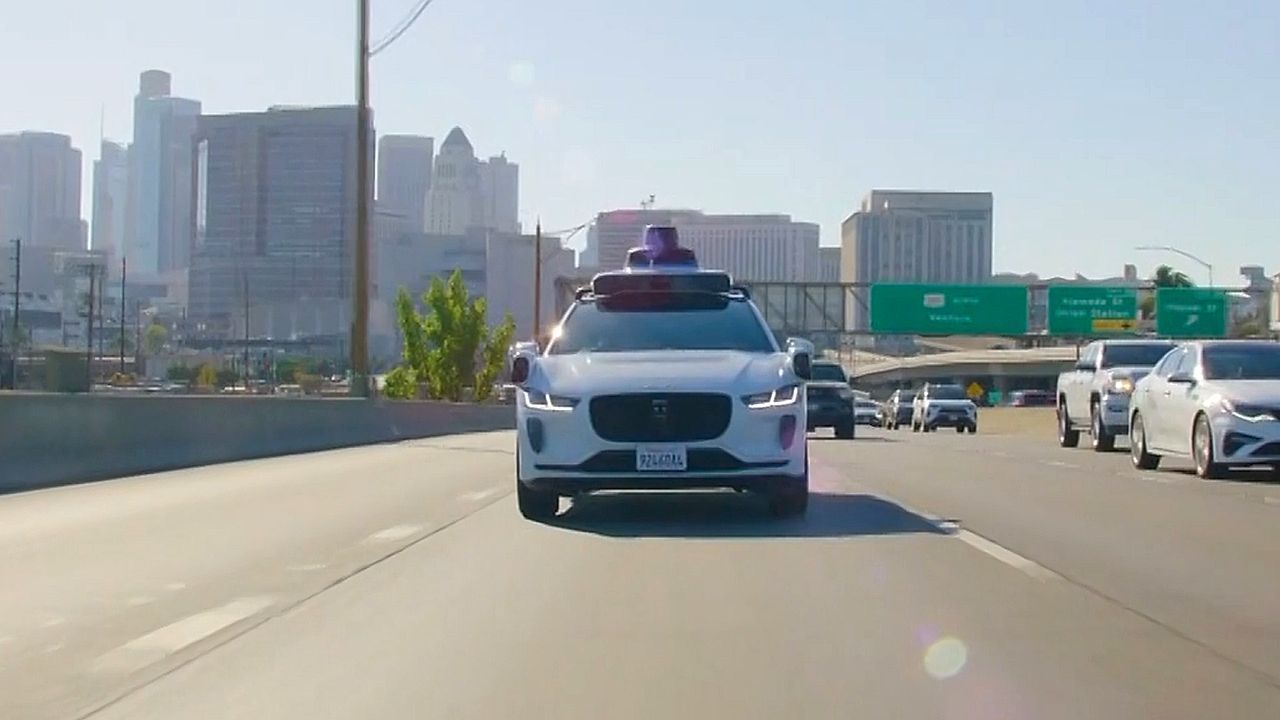 Waymo bringt fahrerlose Taxis erstmals auf US-Autobahnen