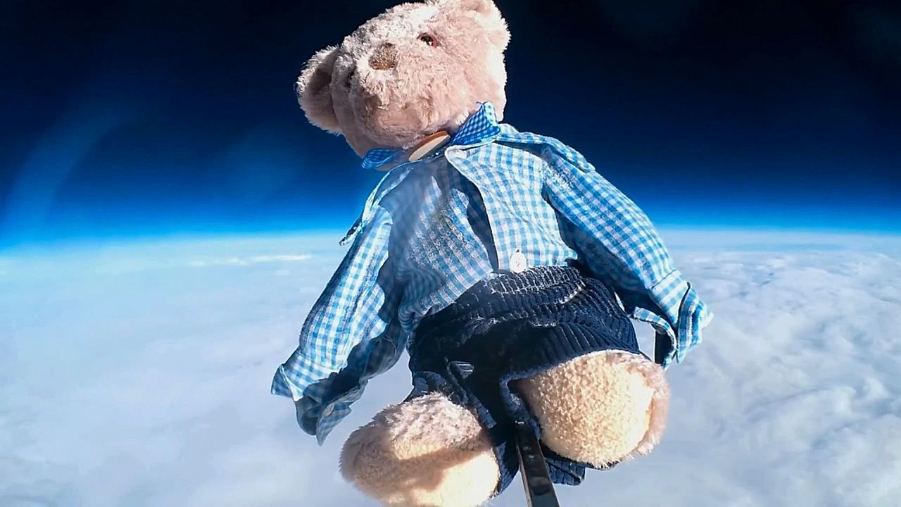 Kuscheltier-im-All-Teddyb-r-nach-Start-in-Stratosph-re-verschollen