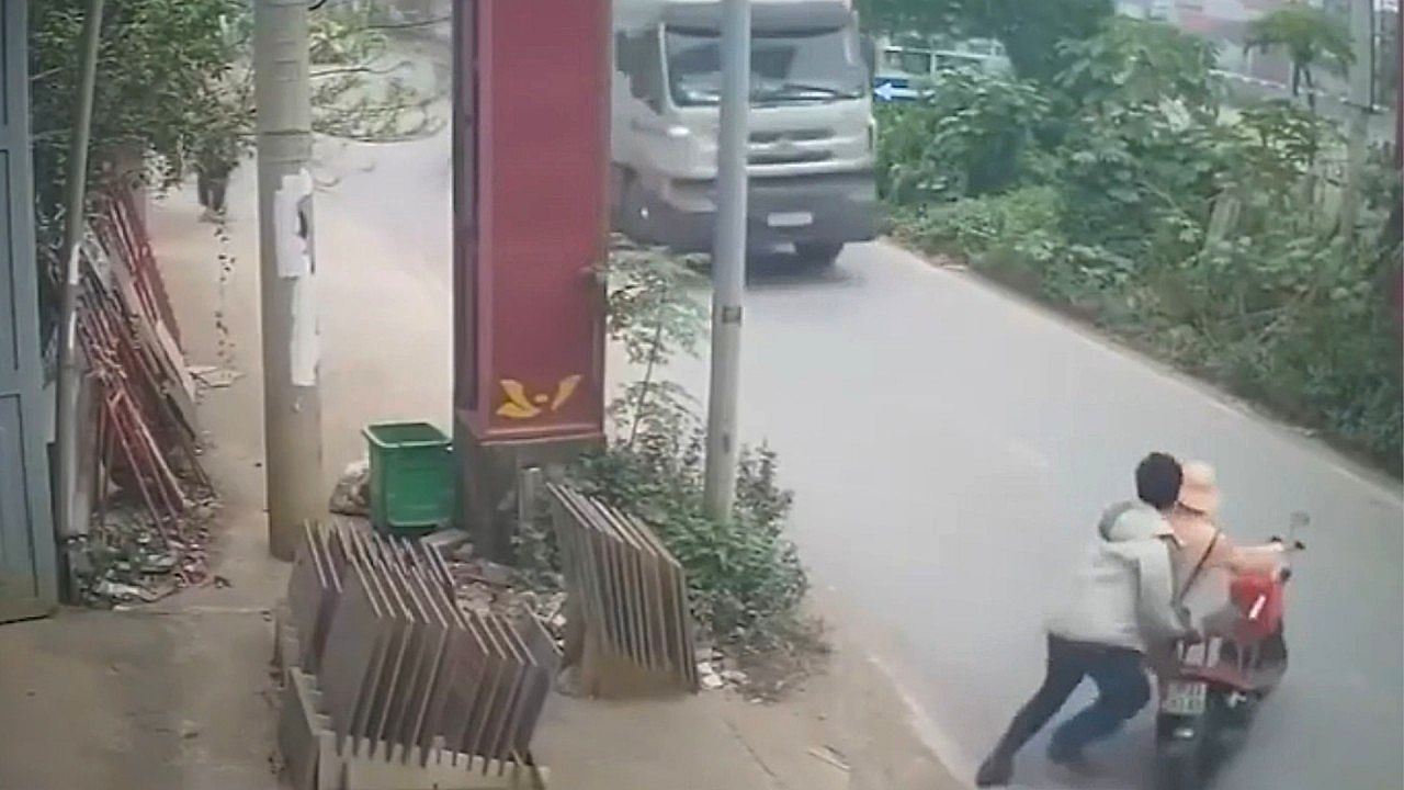 Polizist-h-lt-einen-Rollerfahrer-ohne-Helm-an-das-endet-beinahe-t-dlich