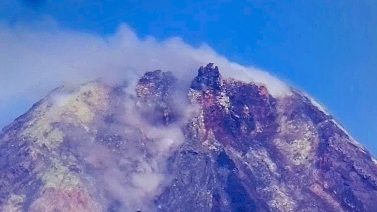 Sudden-lava-rockfall-cascades-from-Mayon-volcano-summit