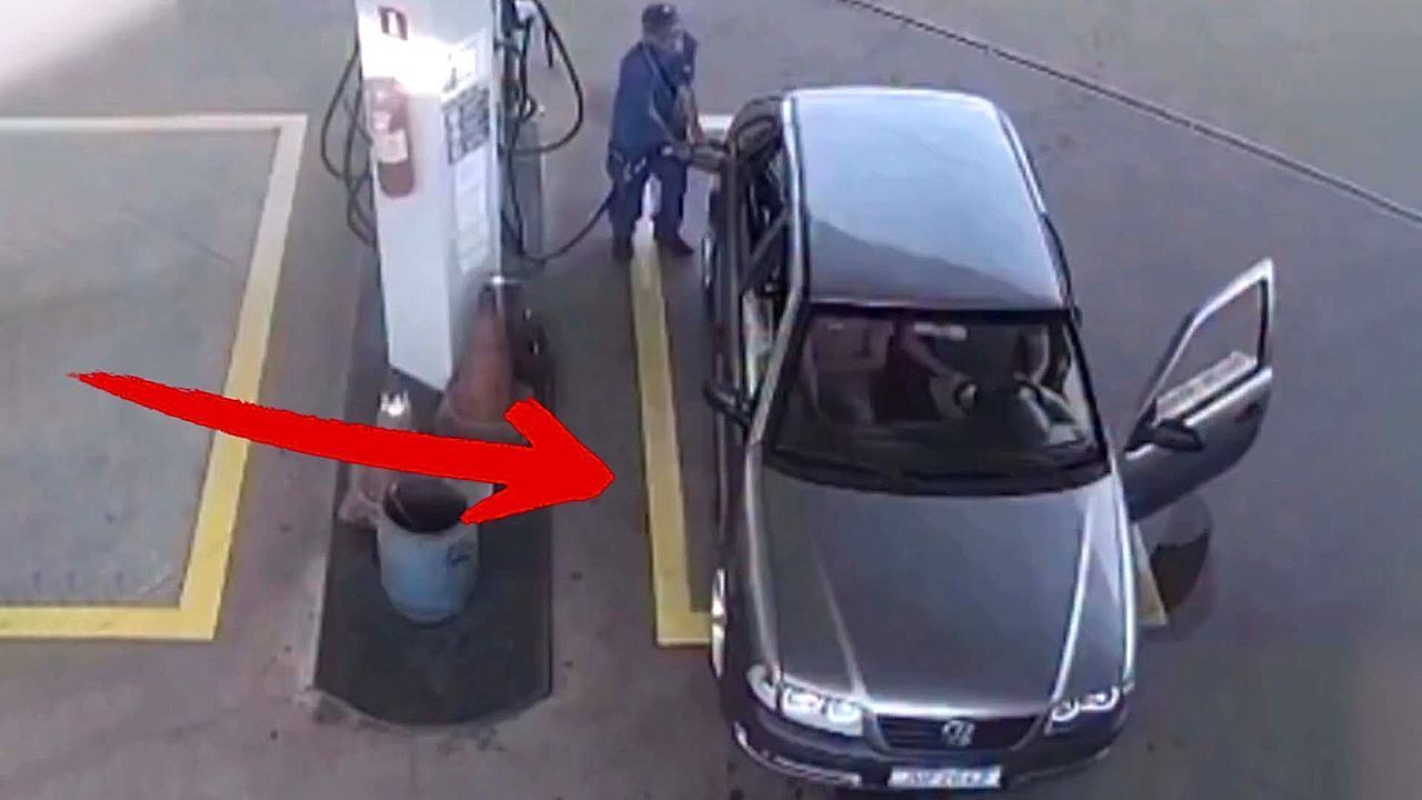 Video: Brenzliger Tankstopp: Flammen schießen unter Auto hervor