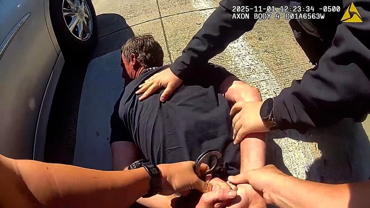Good Samaritan gives police officer a ride to catch a shoplifter