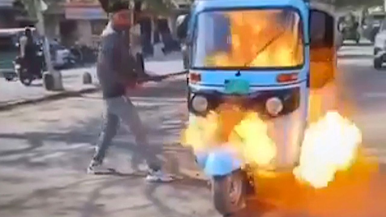 Video: Determined driver sets vehicle on fire in protest outside showroom