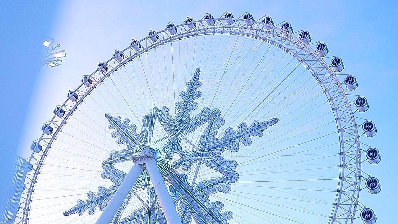 Video: The largest ice festival in the world: crystal kingdoms illuminate the frosty nights